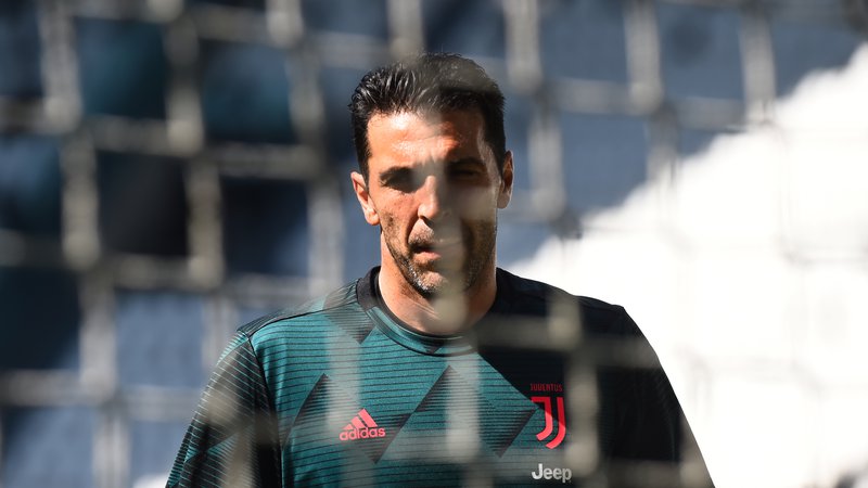 Fotografija: Gianluigi Buffon je najdlje nosil dres Juventusa, sezono je preživel tudi v vrstah Paris Saint-Germaina. FOTO: Massimo Pinca/Reuters
