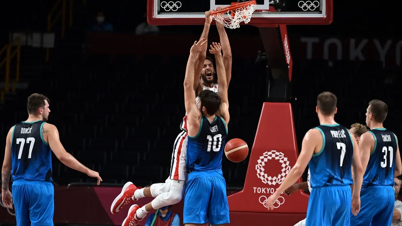 Fotografija: Rudy Gobert zabija ob Miku Tobeyju med obračunom polfinala olimpijskih iger. FOTO: Aris Messinis/AFP