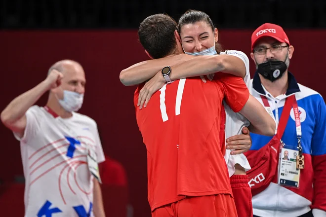 Maksim&nbsp;Mihajlov proslavlja z rojakinjo Irino Koroljevo&nbsp;po zmagi moške ruske izbrane vrste v polfinalu olimpijskih iger v Tokiu.&nbsp;FOTO: Yuri Cortez/AFP
