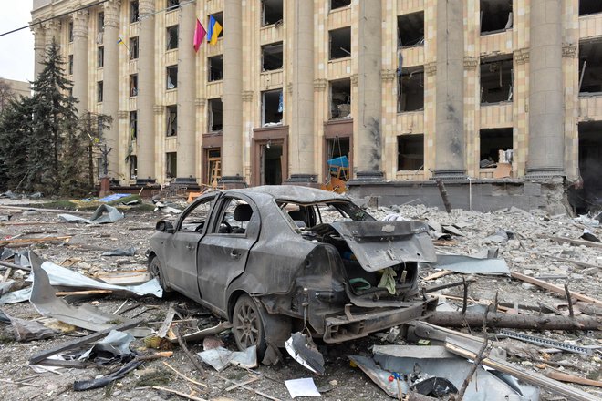 Uničena stavba mestne hiše v Harkovu. FOTO: Sergey Bobok/AFP

