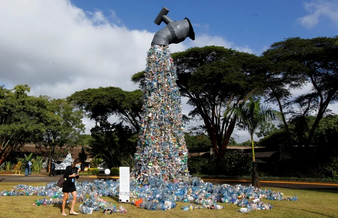 Pred sedežem petega zasedanja skupščine Združenih narodov za okolje (UNEA) v Nairobiju je postavljena 30 metrska skulptura, ki jo je kanadski aktivist in umetnik Benjamin von Wong v celoti ustvaril iz plastičnih odpadkov, zbranih v revnih četrtih Nairobija. Foto: Monicah Mwangi/Reuters
