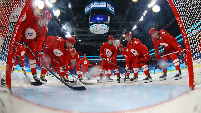 Fotografija: Ruski hokejisti, ki so tudi tokrat nastopali pod zastavo domačega olimpijskega komiteja, med letošnjimi ZOI v Pekingu. FOTO: David W Cerny/Reuters
