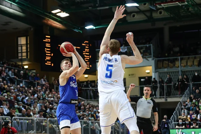 Kapetan Edo Murić ni bil ravno za zgled soigralcem, čeprav je v Kopru zbral 12 skokov. FOTO: Črt Piksi/Delo