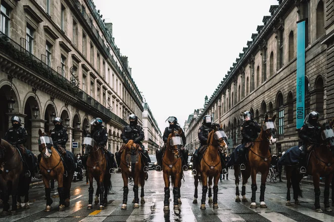 Film Država, ki se lepo vede preizprašuje meje upravičenosti do nasilja – tako na strani države in specialnih policijskih enot kot na strani protestnikov. Foto Maxime Reynié
