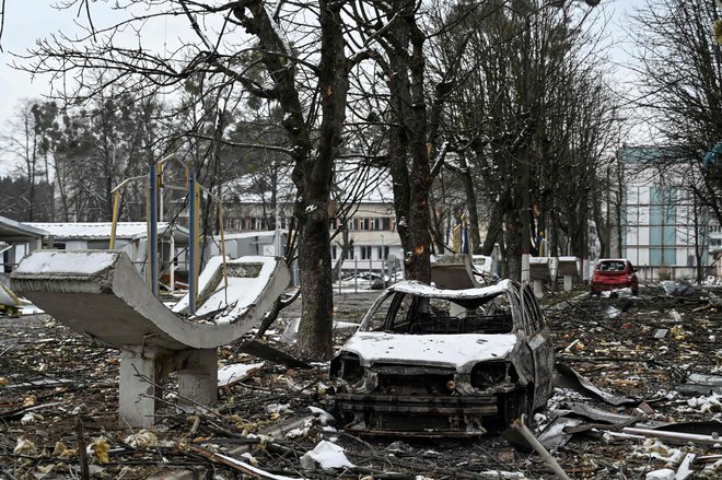 Uničena vojašnica v bližini Kijeva. FOTO: Genya Savilov/AFP
