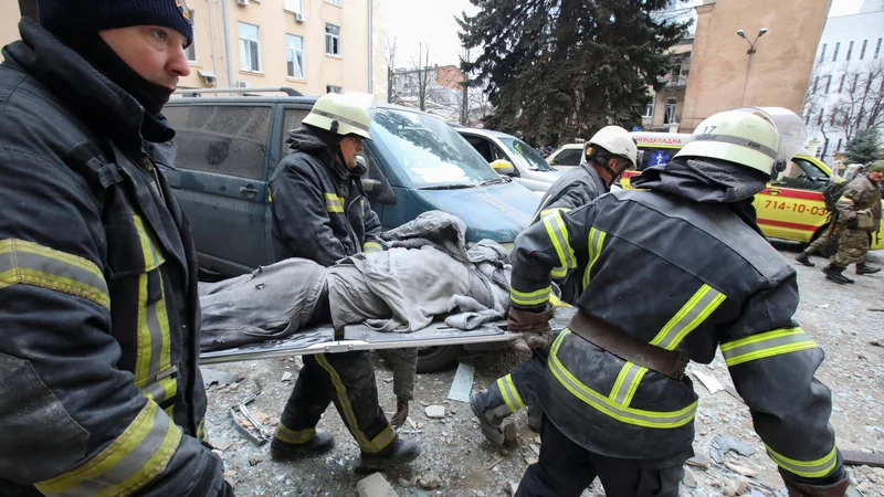 Fotografija: Odstranjevanje žrtev ruskega raketnega napada na sedež regionalne administracije v Harkovu. Foto: Vjačeslav Madijevski/Reuters