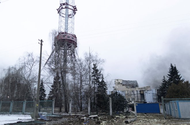 Televizijski stolp v Kijevu je bil napaden. FOTO: Carlos Barria/Reuters
