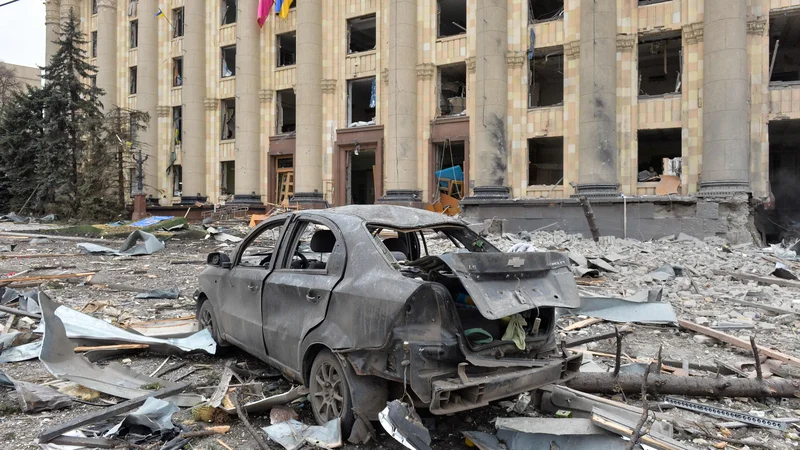 Fotografija: V današnjem ruskem raketnem napadu na središče mesta Harkov  je bilo ubitih najmanj deset ljudi. FOTO: Sergey Bobok/Afp
