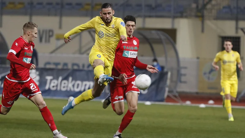 Fotografija: Nogometaši Aluminija so presenetili Domžalčane. FOTO: Leon Vidic/Delo
