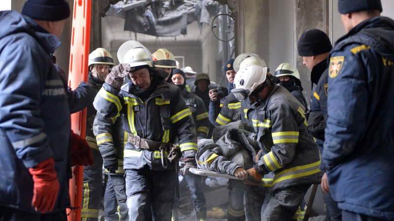 Fotografija: Odstranjevanje žrtev napada iz uničenega poslopja sedeža regionalne administracije v Harkovu. Foto: Sergey Bobok/Afp
