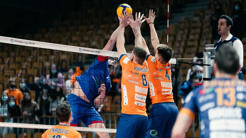 Fotografija: Oranžnim zmajem je v povratni tekmi v Franciji uspel zasuk, a so izgubili odločilni, zlati niz. FOTO: Alen Hadžić/ACH Volley