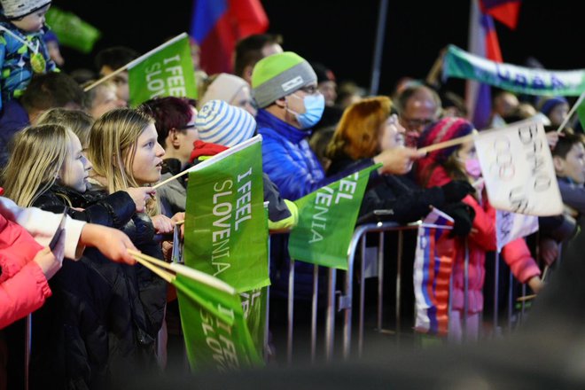 Navijači se vedno veselijo uspehov slovenskih športnikov. FOTO: Črt Piksi/Delo
