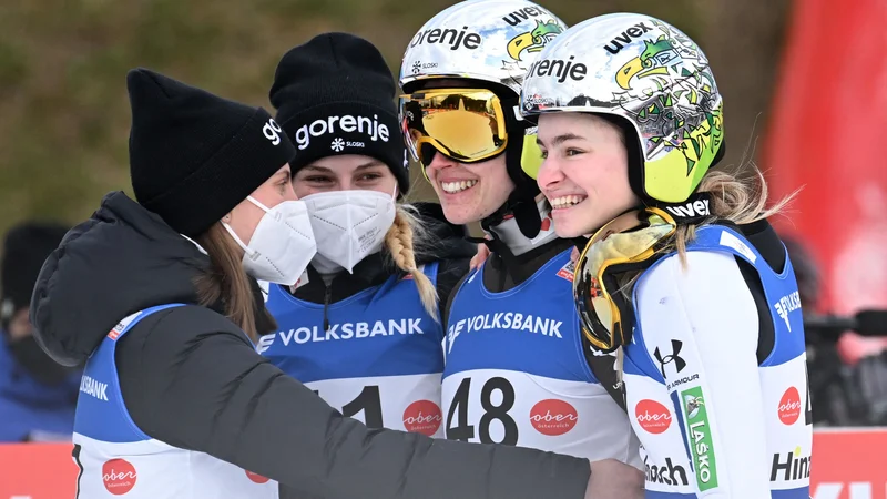 Fotografija: Slovenskim smučarskim skakalkam Katri Komar, Špeli Rogelj, Urši Bogataj, Niki Križnar (na fotografiji z leve) in Maji Vtič se bo v Lillehammerju pridružila tudi Jerneja Brecl, ki je medtem prebolela koronavirus. FOTO: Barbara Gindl/AFP