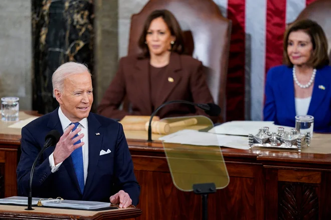 Za Bidnom sta prvič stali podpredsednica in predsednica predstavniškega doma, demokratki Kamala Harris in Nancy Pelosi. FOTO: Jabin Botsford/AFP

