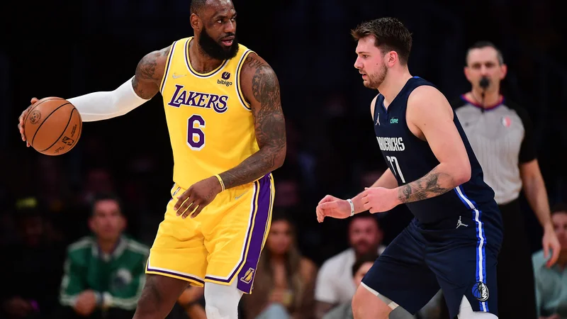 Fotografija: LeBron James in Luka Dončić med tokratnim obračunom v dvorani Crypto.com Arena. FOTO: Gary A. Vasquez/USA Today Sports
