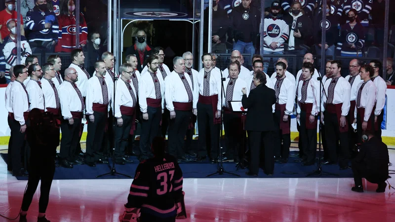Fotografija: Ukrajinski zbor Hoosli je pred tekmo v dvorani Canada Life Centre v Winnipegu zapel ukrajinsko in kanadsko himno. FOTO: Terrence Lee/USA Today Sports
