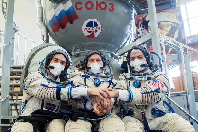 Kozmonavta Pjotr Dubrov, Oleg Novicki in astronavt Mark Vande Hei pred vzletom marca lani. FOTO: Andrey Shelepin/GCTC/Roskozmos/Reuters
