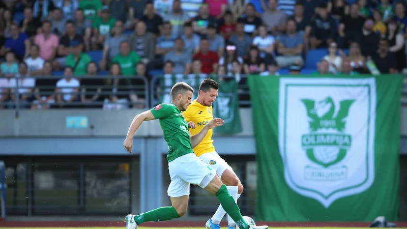 Fotografija: Andraž Kirm (desno) se v tokratni derbi podaja s četrtega mesta na lestvici, na katerem ima Bravo sedem točk manj od tretje Olimpije. FOTO: Jure Eržen/Delo