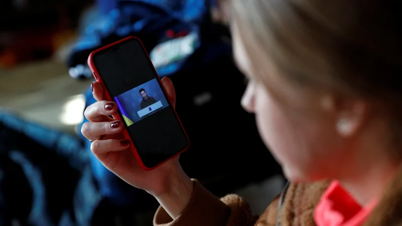 Fotografija: S kratkimi videonagovori na twitterju Volodimir Zelenski ne spodbuja le lastnega ljudstva, ampak tudi močno vpliva na mednarodno javnost. FOTO: Bernadett Szabo/Reuters