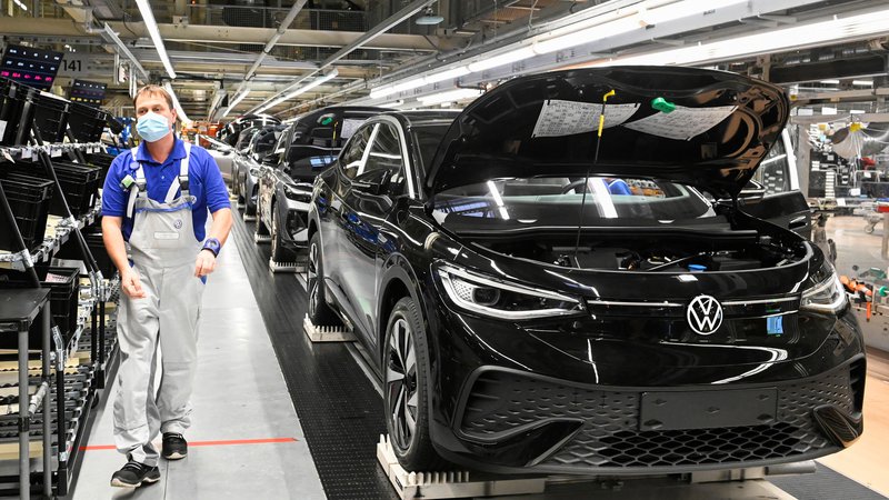 Fotografija: Volkswagen zaradi pomanjkanja sestavnih delov iz Ukrajine začasno ustavlja proizvodnjo, med drugim tudi v tovarni v Zwickauu. FOTO: Matthias Rietschel/ Reuters
