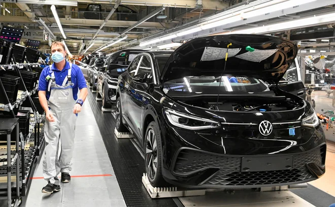 Volkswagen zaradi pomanjkanja sestavnih delov iz Ukrajine začasno ustavlja proizvodnjo, med drugim tudi v tovarni v Zwickauu. FOTO: Matthias Rietschel/ Reuters