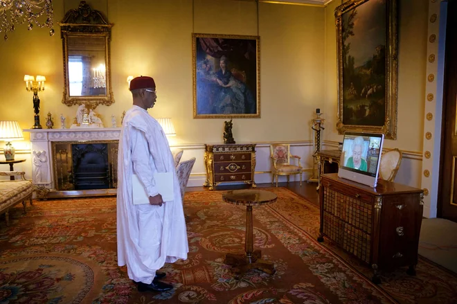 Včeraj se je kraljica Elizabeta II. na daljavo srečala z novim ambasadorjem Čada Kedellom Younousom Hamidijem (na fotografiji) ter ambasadorjem Androre Carlesom Jordanom Maderom. FOTO: Victoria Jones/ Pool via Reuters