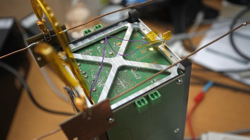 Fotografija: Na Feriju in v podjetju Skylabs so že uspešno izstrelili Trisat, letos sledita še izstrelitve dveh njegovih naslednikov. FOTO: Tadej Regent/Delo