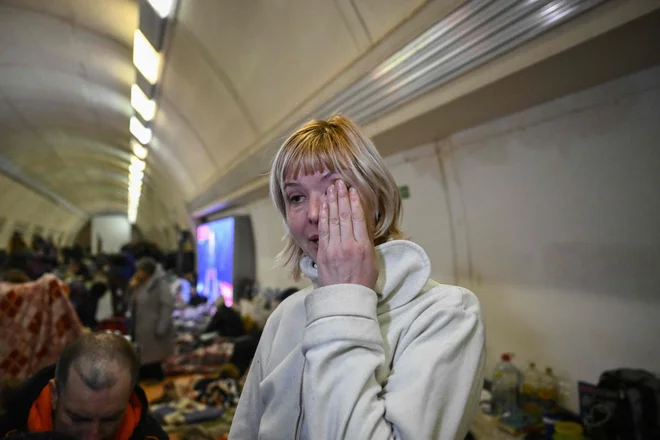 42-letna Natalia v joku na podzemni postaji podzemne železnice, ki se uporablja kot zaklonišče pred bombnimi napadi v Kijevu. FOTO: Aris Messinis/AFP
