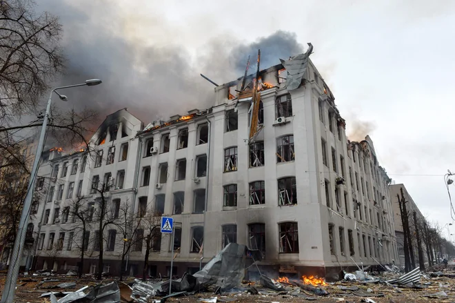 Prizorišče požara v stavbi ekonomskega oddelka Nacionalne univerze Karazin Harkov, ki je bila prizadeta med ruskim obstreljevanjem. FOTO: Sergey Bobok/AFP