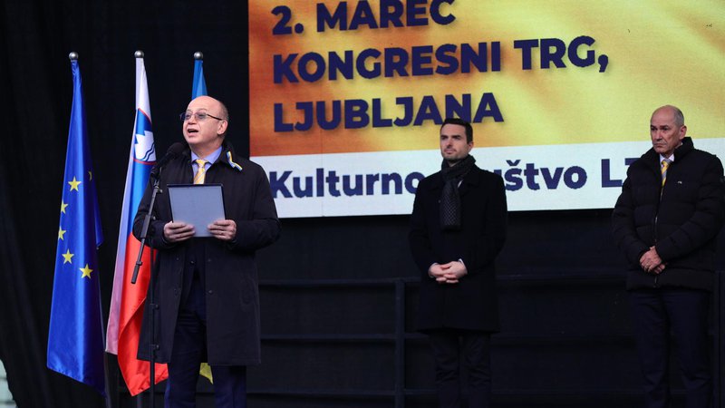 Fotografija: Govoril je tudi ukrajinski veleposlanik v Ljubljani Mihajlo Brodovič. FOTO: Črt Piksi/Delo
