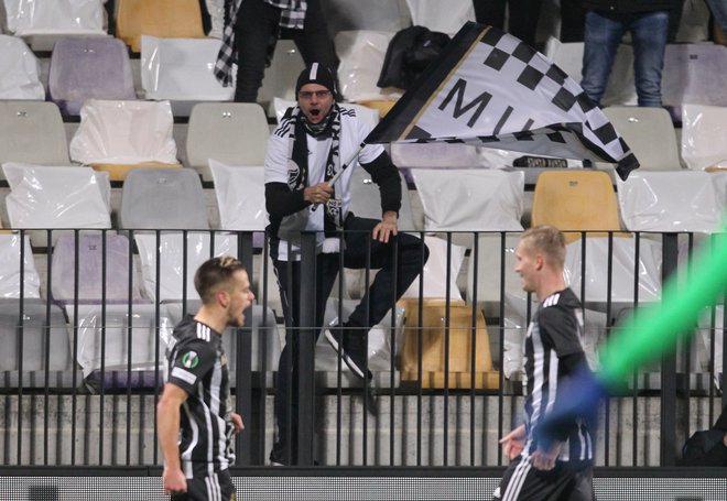 Tomi Horvat je proslavil zmago z navijačem Mure. FOTO: Srdjan Živulovič/Reuters
