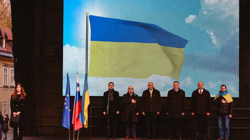 Fotografija: Na shodu v podporo Ukrajini je bilo kar šest govorcev: obrambni minister Matej Tonin, ukrajinski veleposlanik Mihajlo Brodovič, premier Janez Janša, gospodarski minister Zdravko Počivalšek, predsednik državnega sveta Alojz Kovšca in Jevgenij Gorešnik iz Kulturnega društva Ljubljana-Kijev. FOTO: Črt Piksi/Delo
