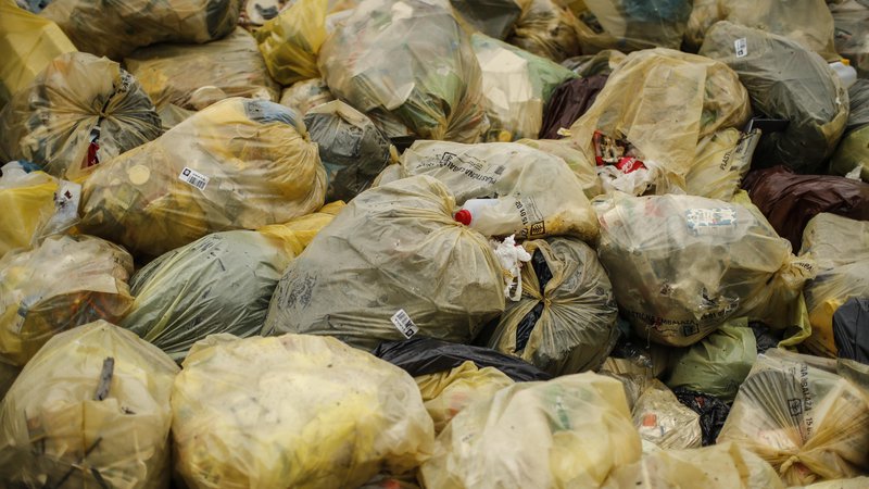 Fotografija: Kupi plastičnih odpadkov na deponiji Barje oktobra 2018. Se bodo odpadki po 1. januarju 2023 spet kopičili, kot svarijo nekateri? FOTO: Uroš Hočevar/Delo

