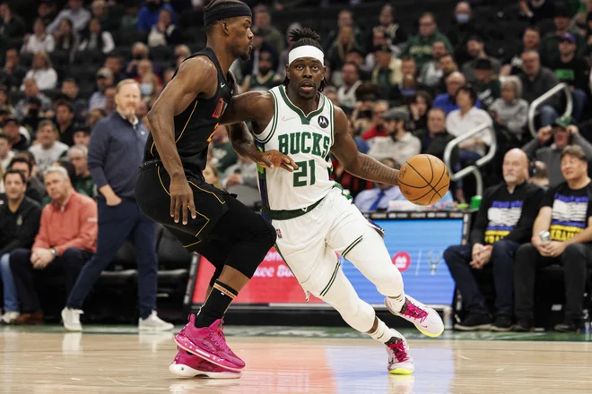 Branilec Milwaukeeja Jrue Holiday (desno) je švignil mimo branilca Miamija Jimmyja Butlerja in odločil zmagovalca. FOTO: Jeff Hanisch/Usa Today Sports
