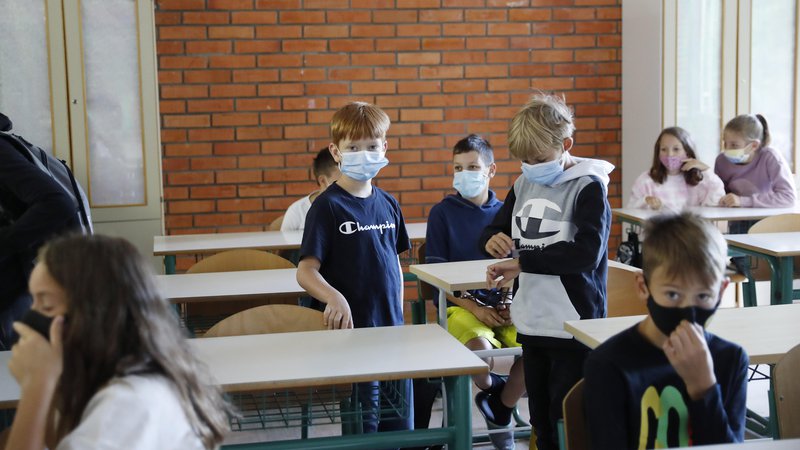 Fotografija: V ponedeljek bodo šolarji spčet zadihali s polnimi pljuči in - brez mask. FOTO: Leon Vidic/Delo
