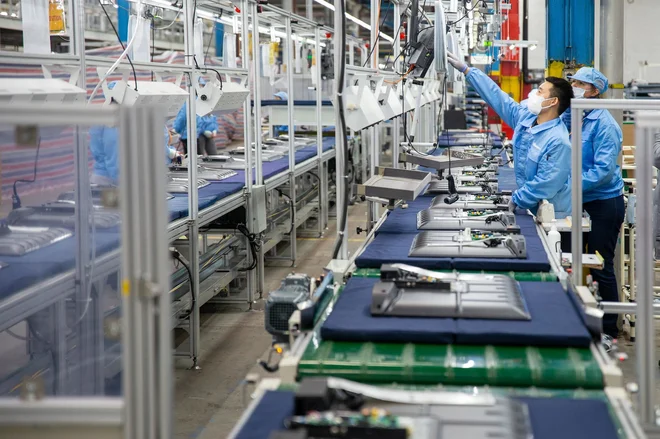 Število brezposelnih upada, februarja je bilo še naprej veliko povpraševanje po delavcih v proizvodnji. FOTO: Hisense Gorenje
