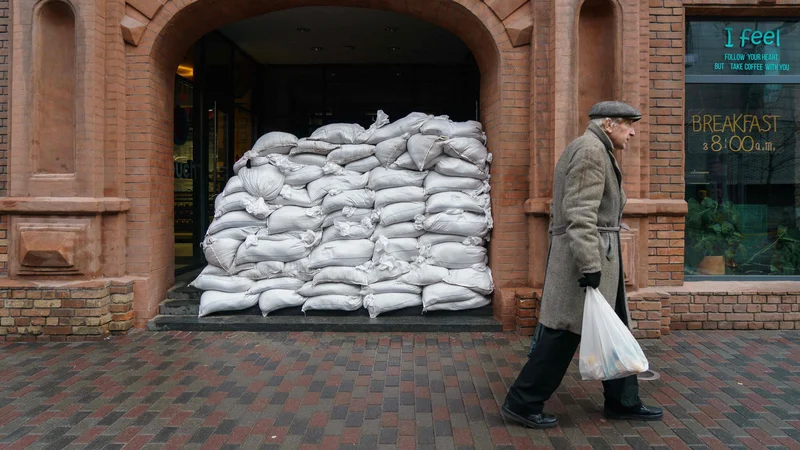 Fotografija: Ukrajinci se pripravljajo na obrambo svojih mest.
FOTO: Emre Caylak/AFP