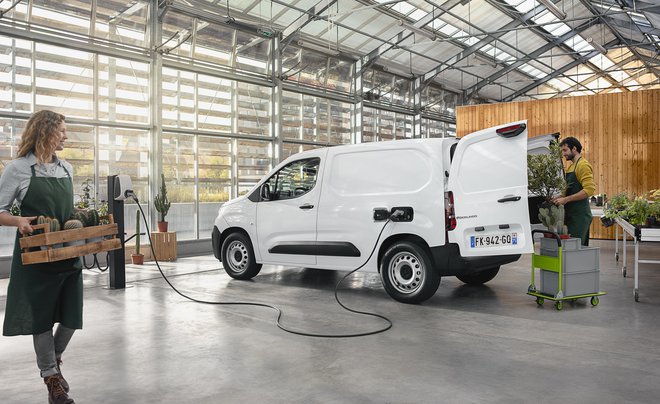 Ne glede na to, kakšen bo vaš službeni dnevni ritem, vam električna tehnologija Citroën zagotavlja izpopolnjene in raznolike možnosti za polnjenje. FOTO: Citroën
