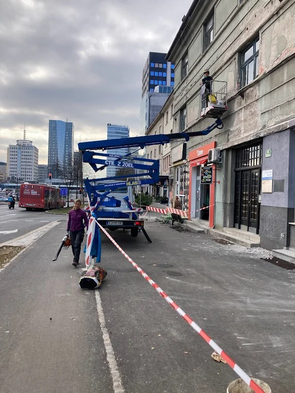 Za parkiranje avtodvigala na pločniku mora obrtnik pridobiti dovoljenje MOL Foto: Jaroslav Jankovič
