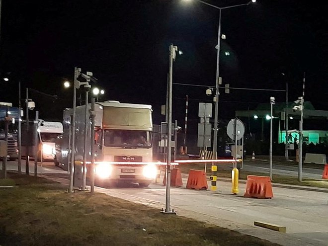 Tovornjak z živalmni na mejnem prehodu Korczowa - Krakovets. FOTO: ZOO Poznan/Reuters

