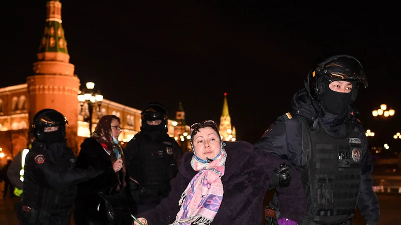 Fotografija: Od začetka vojne se je v ruskih mestih zvrstilo več protestov, ki jih je oblast zadušila. FOTO: AFP