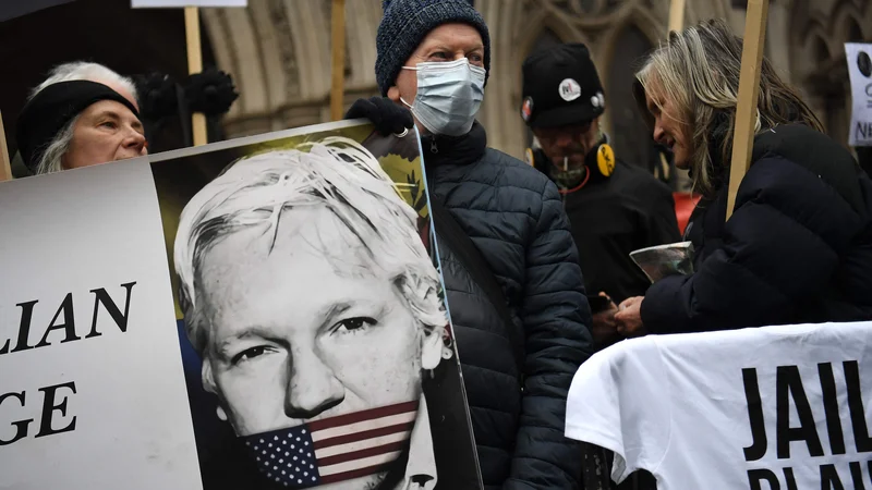 Fotografija: Julian Assange je v zaporu Belmarsh blizu Londona že skoraj tri leta. FOTO: Daniel Leal/AFP
