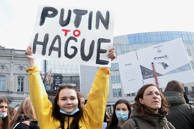 Putin se je prelevil v osumljenca vojnih zločinov, kar je status, ki niti zanj niti za Rusijo ne pomeni nič dobrega.

FOTO:&nbsp;Yves Herman/Reuters
