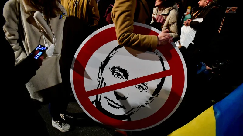 Fotografija: Putina podpirajo tisti, ki sanjajo o močni Rusiji, pa tudi upokojenci in zaposleni v državnih podjetjih, ker imajo pod njim občutek nekakšne socialne varnost. FOTO: Marton Monus/Reuters