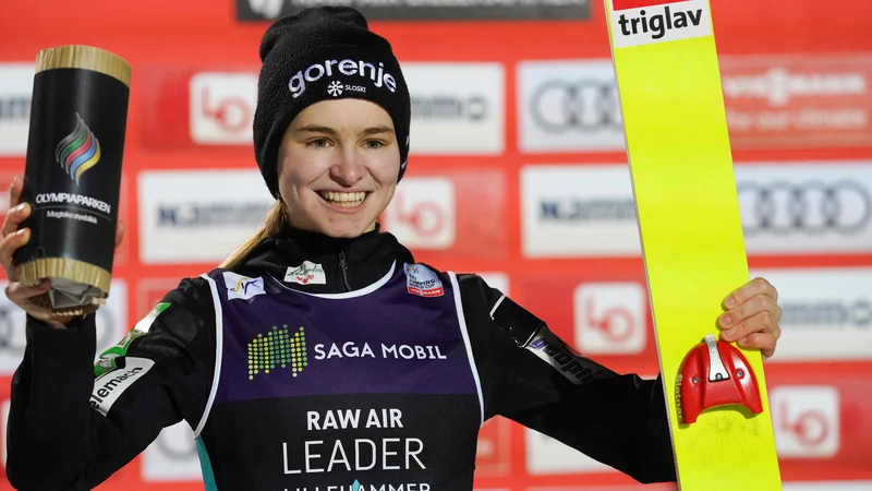 Fotografija: V boju za skupno zmago na turneji Raw Air najbolje kaže Niki Križnar. FOTO: Terje Bendiksby/Reuters
