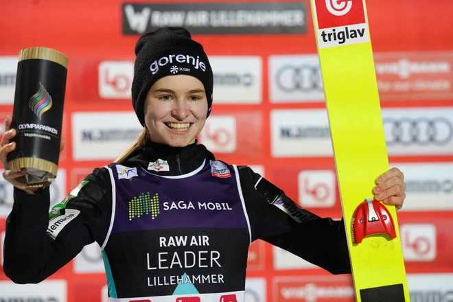 V boju za skupno zmago na turneji Raw Air najbolje kaže Niki Križnar. FOTO: Terje Bendiksby/Reuters
