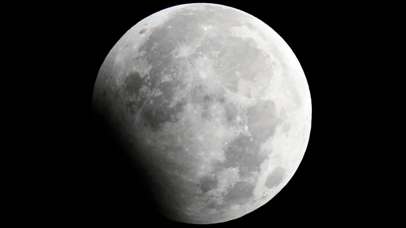 Fotografija: Luna bo danes dobila nov krater. FOTO: Aly Song/Reuters