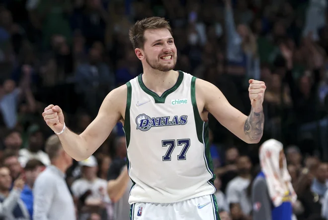 Gledalci bodo lahko med polčasom spremljali nastop svetovno znanih akrobatov iz Slovenije, Dunking Devils, spoznavali Slovenijo v kvizu in navijali za ekipo Luke Dončića v slovensko zeleno obarvani dvorani. FOTO:&nbsp;Kevin Jairaj/Usa Today Sports
