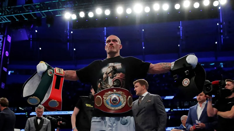 Fotografija: Oleksandr Usik si je septembra lani priboksal naslove svetovnega prvaka v težki kategoriji po različicah IBF, WBA in WBO. FOTO: Andrew Couldridge/Reuters
