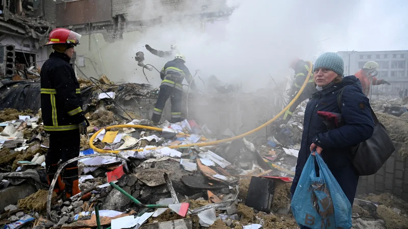Fotografija: Številna ukrajinska mesta so v ruševinah. Tretji krog pogajanj naj bi v Belorusiji potekal na začetku prihodnjega tedna. FOTO: Vjačeslav Ratinski/Reuters